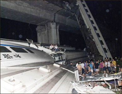 20111105-Xinhua Wenzhou train crash 131005358_401n.jpg